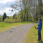 ASDRO-Gründer Julian Wessel mit der Drohne © DBU Naturerbe GmbH